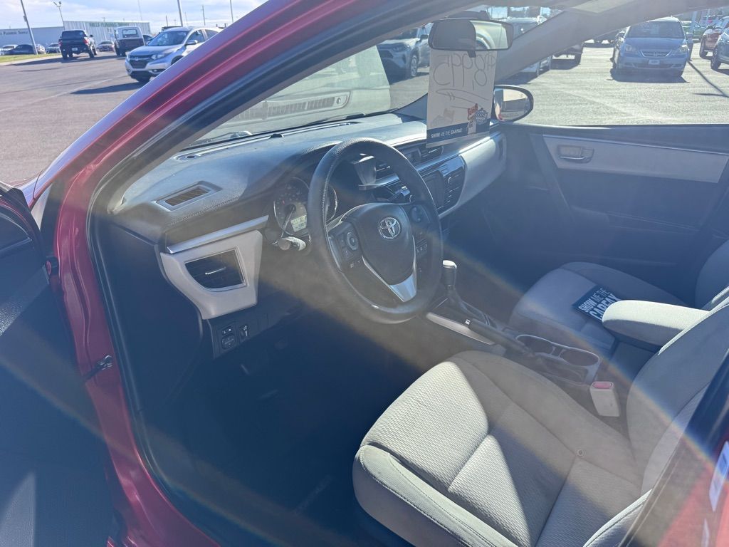 2015 Toyota Corolla LE photo 4