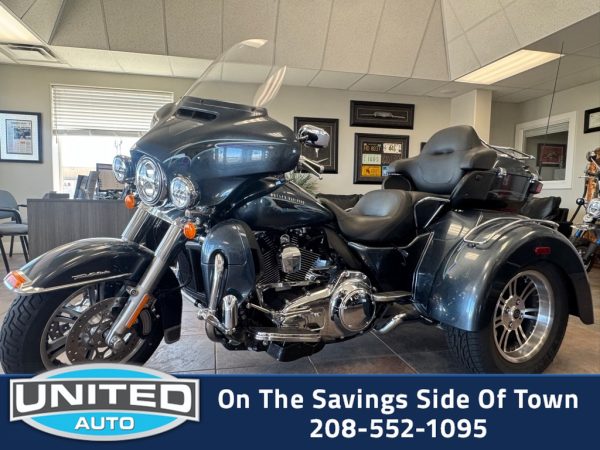 2015 Harley-Davidson FLHTCUTG - 3/4 shot